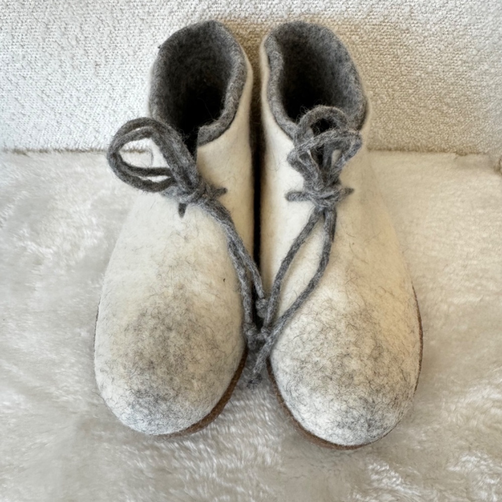 Felted wool women boots slippers with laces. Ankle booties. - Picture 8 of 16